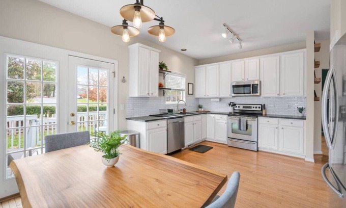 Northwest Raleigh House | Spacious 3BR Home w/Office, Yard & Fast Wi-Fi