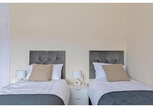 Turkey Street Apartment | Spacious 3BR House in Enfield North London with Garden, Suited for Contractors and Relocators
