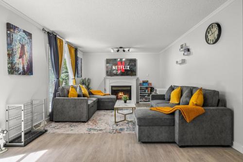 Southeast Calgary House | Spacious 3BR Southview Family Home , 14 Min to Airport, 8 Min to Downtown &Zoo