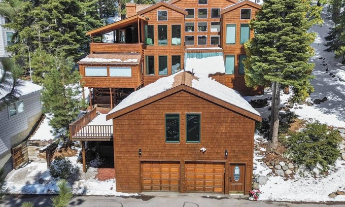 Lake Forest Cabin | Spacious 4/5BR 4BA Tahoe Retreat w/Hot Tub – Walk to Lake & Near Ski Resorts