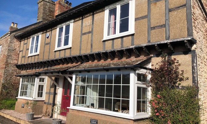 Chillington House | Spacious 4 Bed Devon Holiday House Near Sea; Sleeps 8. Pet friendly. Refurb 2024