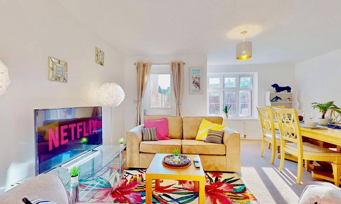 Gravesend House | Spacious 4 Bed Semi-Detached Family Home with Parking