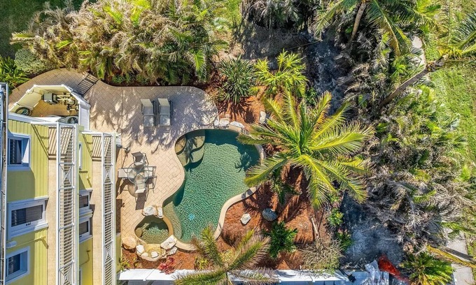 Tropic House | Spacious 4-bedroom Beach house in brilliant Satellite Beach WiFi, fitness room,