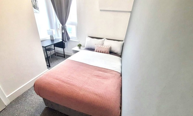 Liverpool House | Spacious 4-Bedroom House with 4 Bathrooms & Free Parking
