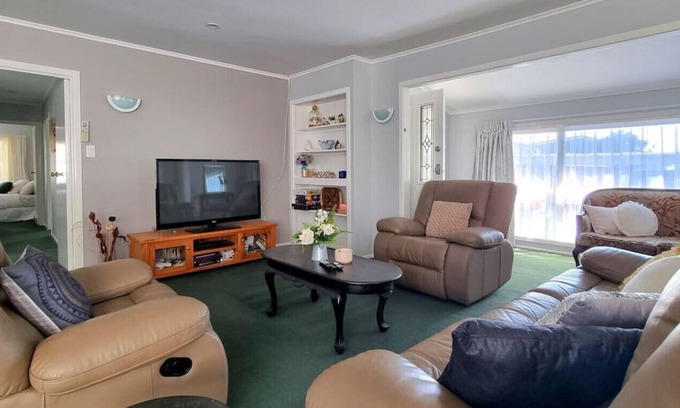Pakuranga Heights House | Spacious 4 - Bedroom Home With Free Parking