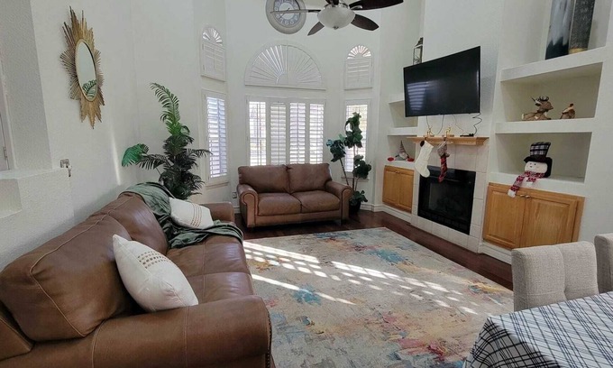 Biggs Field House | Spacious 4-bedroom house with Pool, AC and Free Wifi-perfect for families.