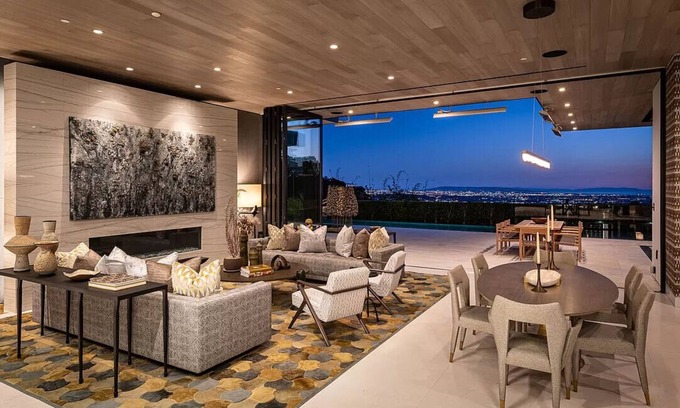 The Bird Streets Villa | Spacious 4-bedroom villa in enjoyable Los Angeles with WiFi, fitness room