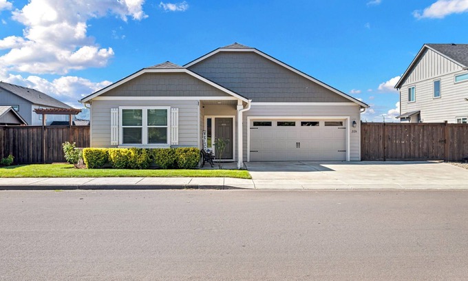 Thurston House | Spacious 4 bedroom, near Autzen, Hayward Field, UofO,1 hour to coast & mountains