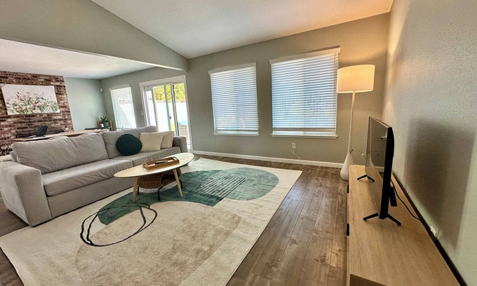 Sacramento House | Spacious 4BD/2BA single story family home in safe and quiet neighborhood