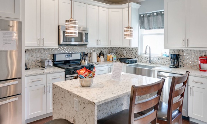 Point Breeze House | Spacious 4BD/3Bath, HUGE Rooftop deck and patio. Amazing Views!