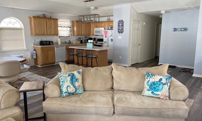 Wildwood House | SPACIOUS 4BR/2BA W/LARGE DECK & 4 CAR PARKING! ONLY 1.5 BLOCKS TO BEACH/BOARDS