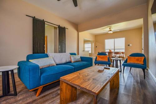 Roanoke House | Spacious 4BR w Central Location, High Ceilings