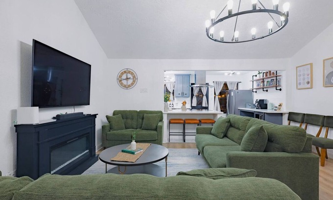 Clodine House | Spacious 4BRM home with pool & fitness/game room located in Houston