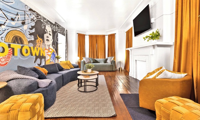 Detroit House | Spacious 5-BD Large Group Retreat w/Hot Tub & Fire Pit in heart of Detroit