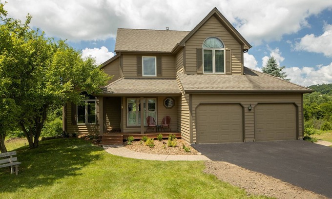 The Galena Territory House | Spacious 5-bdrm house in lovely Galena w/hot tub, screened porch fitness room