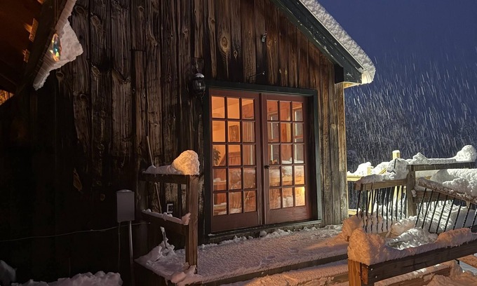 South Londonderry Cabin | Spacious 5-bedroom lodge in private South Londonderry with WiFi, AC