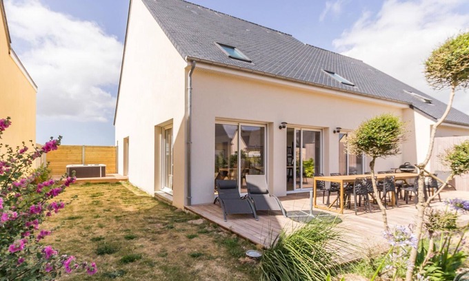 Portbail Cottage | Spacious 5-Bed, 11-Person Home with Spa, Billiards, and Garden, 350m from Portbail Beach