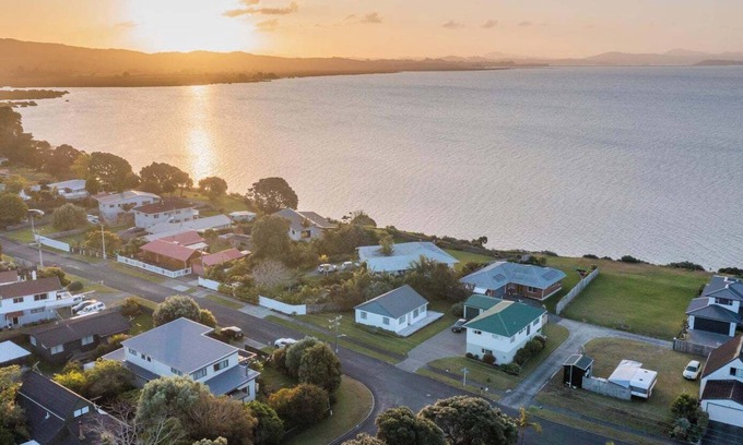 One Tree Point House | Spacious 5-bedroom house in delightful One Tree Point