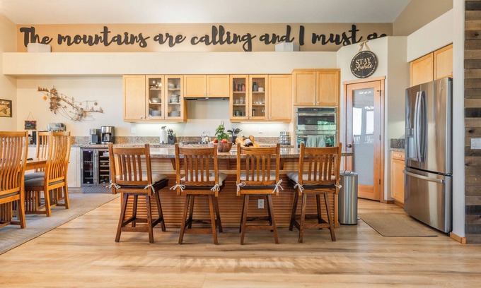 Mammoth Lakes House | Spacious 5 Bedroom Townhouse with/Black Pass Ski/Parking Passes!