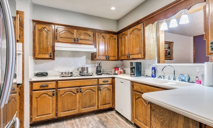 South Oklahoma City House | Spacious 5-bedroom house with AC, WiFi in phenomenal Oklahoma City