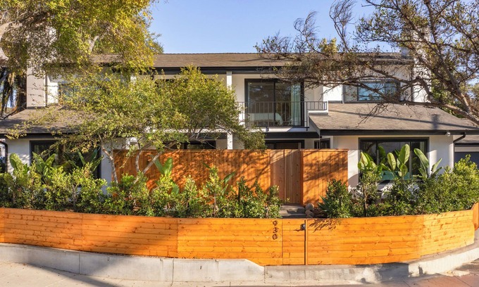 East Beach House | Spacious 5-bedroom Beach Home w/Spa, Sauna+ Game Room ~ Walk to the beach!