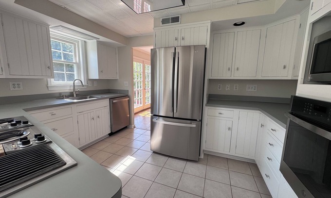 Cloverly House | Spacious 5-bedroom house with WiFi and AC in fabulous Silver Spring