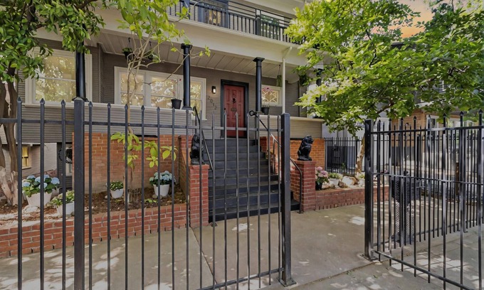 Boulevard Park House | Spacious 5-bedroom bungalow in charming Sacramento with AC
