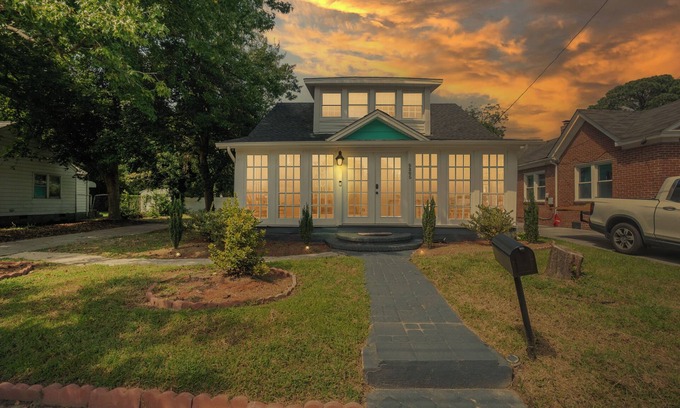Norfolk House | Spacious 5-bedroom bungalow in charming Norfolk with AC, WiFi