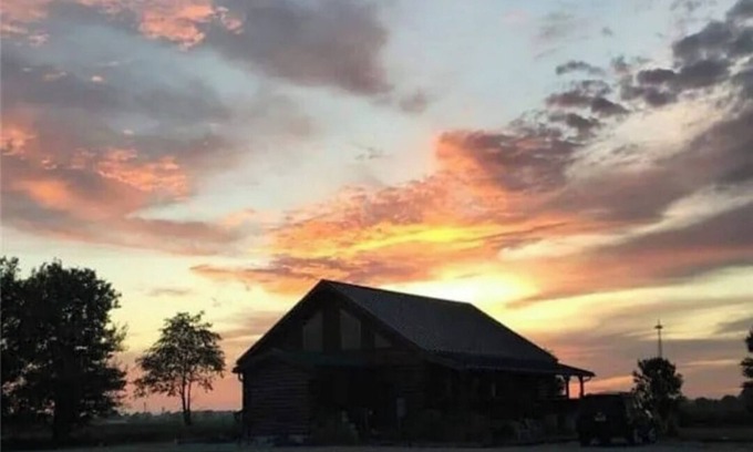 Dola Cabin | Spacious 5-bedroom cabin in tranquil Wharton with WiFi, fitness room ,pond