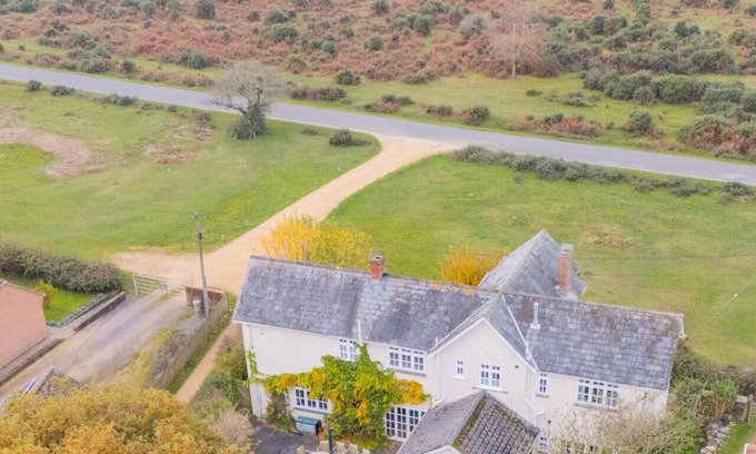 New Forest District Apartment | Spacious 5-bedroom home with cinema room, Aga kitchen & forest walks