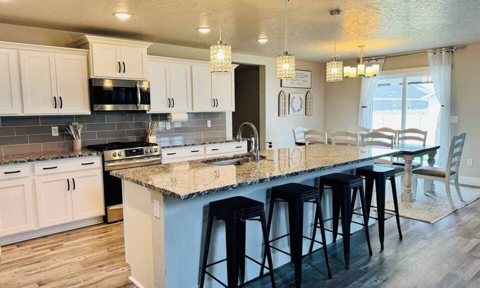 Nampa House | Spacious 5-bedroom house in Marvelous Caldwell with Fast Wifi Quiet Neighborhood