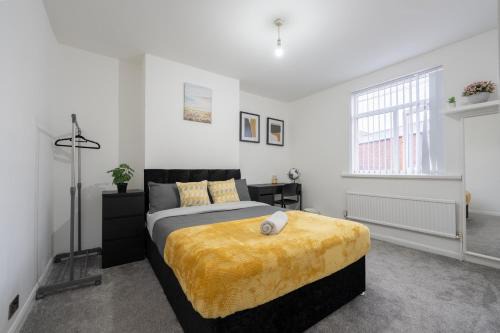 Rochdale Apartment | Spacious 5 bedroom house