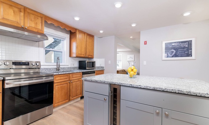 Lower Washington - Mount Hope House | Spacious 5-bedroom house with AC, WiFi and parking in Boston