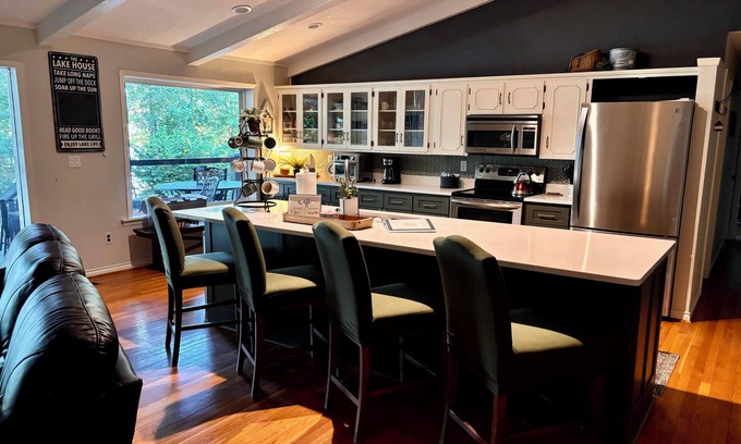 Edgemont House | Spacious 5-bedroom LAKEFRONT house in welcoming Edgemont with AC, WiFi