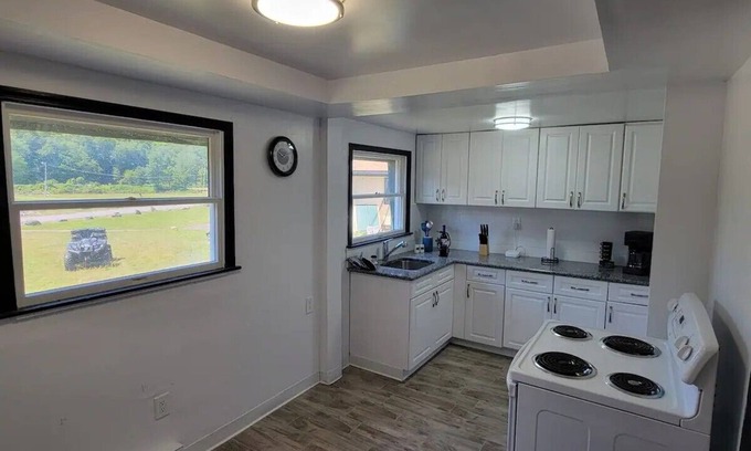 Gouldsboro Cottage | Spacious 5-Bedroom Pocono Getaway with Hot-Tub