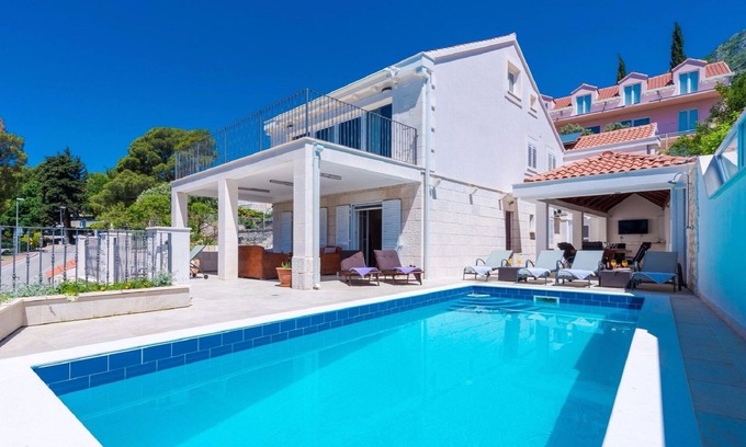 Mlini Villa | Spacious 5 bedroom Stone Villa with Private Pool and Sea view