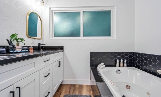 Lincoln Acres House | Spacious 5-bedroom POOL House with WiFi and AC in charming Chula Vista