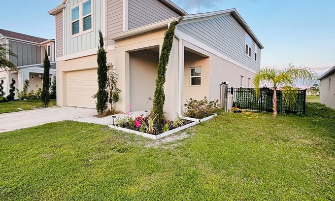 Winter Haven House | Spacious 5-bedroom house in lovely Winter Haven with a stunning lake view.