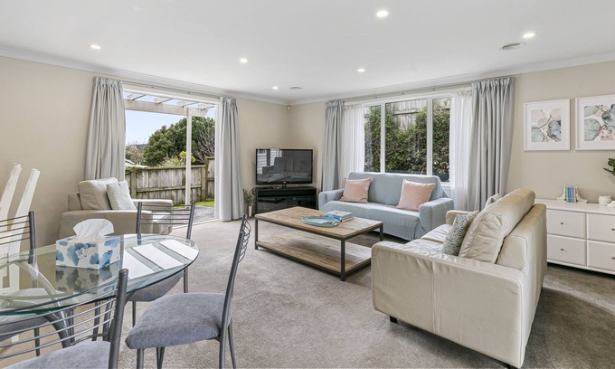Johnsonville House | Spacious 5 bedroom with Garage * FIFA World Cup Base!