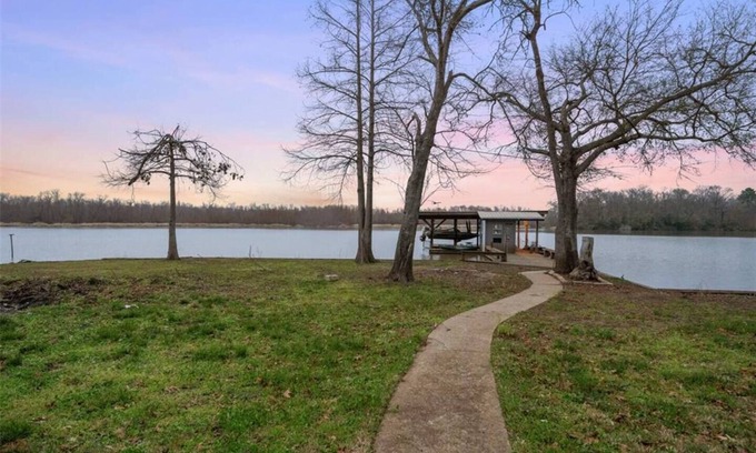 Oakhurst House | Spacious 5-bedroom waterfront house in charming Huntsville