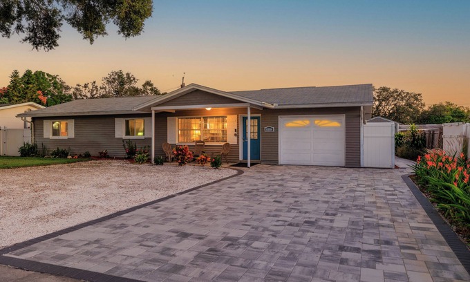 Walsingham House | Spacious 5 Bedrooms Close to Beach, Mall, Movies!