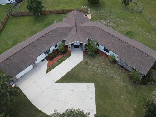 St. Cloud House | Spacious 5-Bedrooms Contemporary Ranch with fitness room, Wifi, pool table