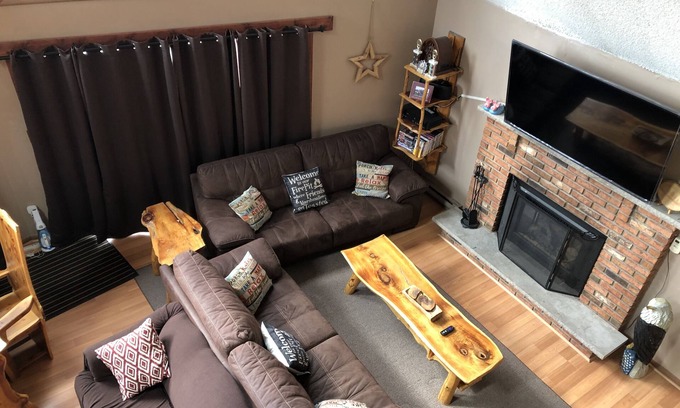 Lake Ariel Ski Chalet | Spacious 5 BR/3 BA Pocono Chalet game room in the Hideout