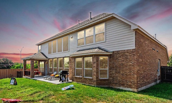 West San Antonio House | Spacious 5bed/3.5bath Private Yard/SeaWorld/BMT/Six Flags