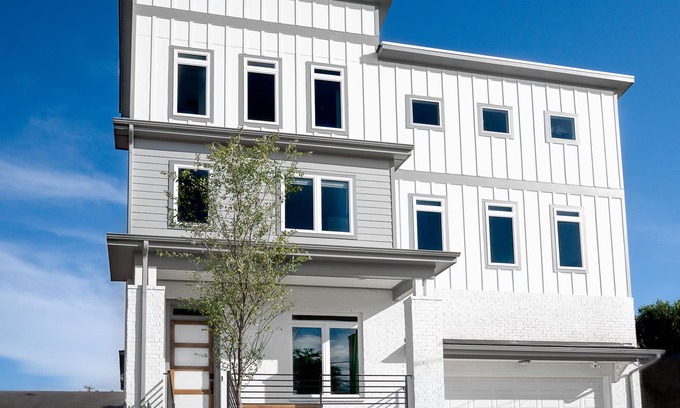 Buena Vista House | Spacious 5BR Home, 2 Rooftops, Game Room, Backyard, 3 Mins to Downtown