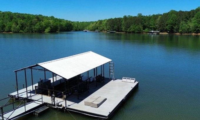 Gumlog House | Spacious 5BR Lakefront home with hot tub, ping pong, private dock