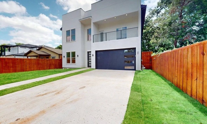 West Dallas House | Spacious 6-bedroom and 3.5 bathrooms.