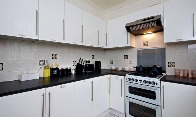 Liverpool House | Spacious 6-Bedroom Fully Furnished Holiday Home