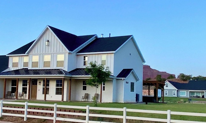 Kanab House | Spacious 6-bedroom house in charming Kanab with WiFi, AC and outdoor amenities