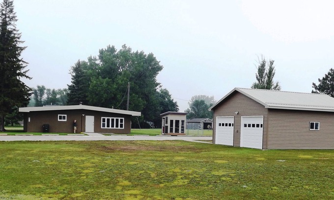 Medina Cabin | SPACIOUS 6-BEDROOM SINGLE LEVEL LODGE IN MEDINA, WIFI, AC, PARKING LOT, GARAGE